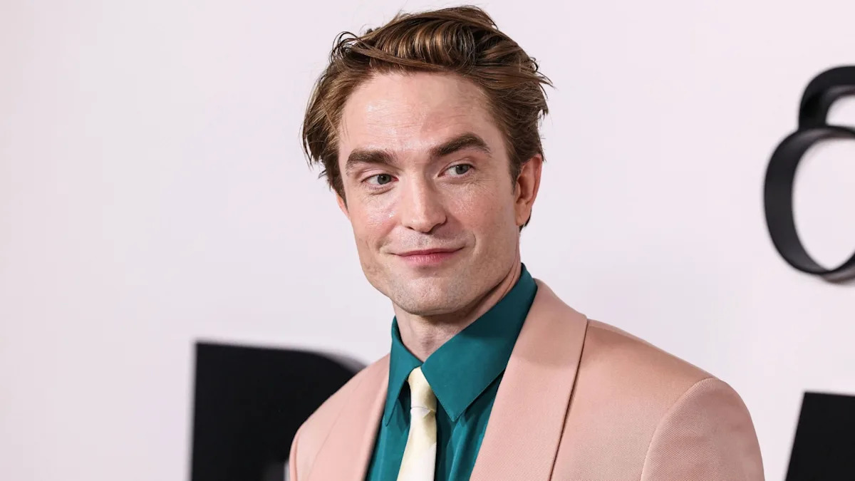 Robert Pattinson responde a las críticas sobre su físico de «Batman» y revela que rodó durante 11 semanas en horario nocturno