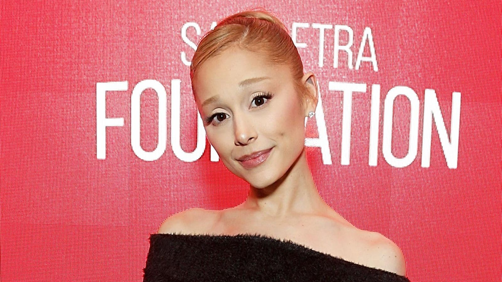 Ariana Grande surge en la lista de álbumes de Billboard con tres regresos