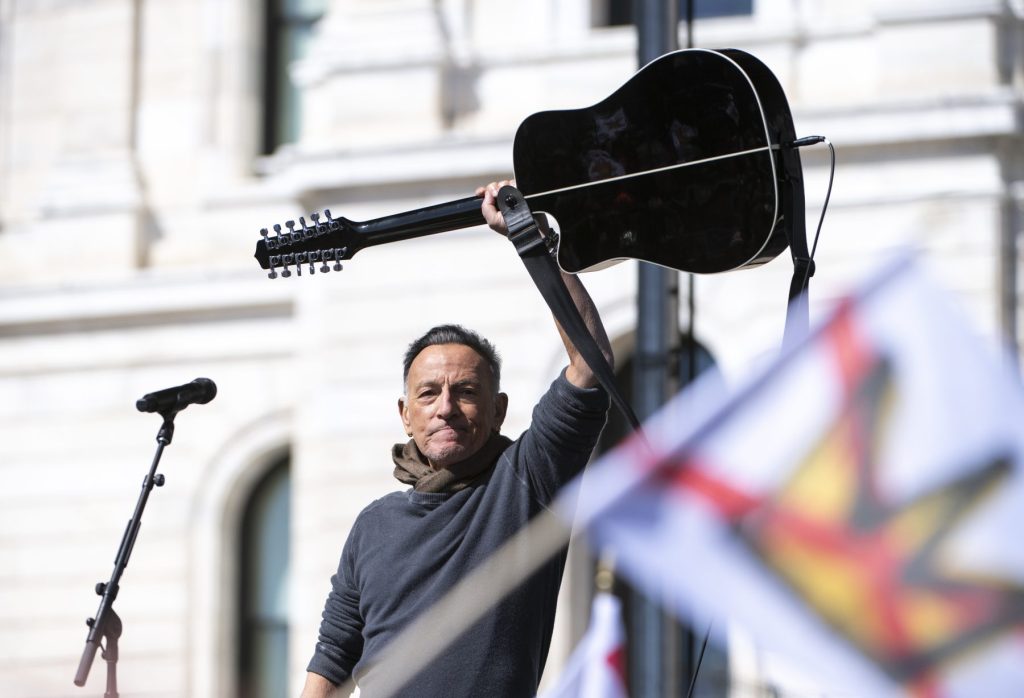 Bruce Springsteen se disculpa con Bono y canta con Patti Smith