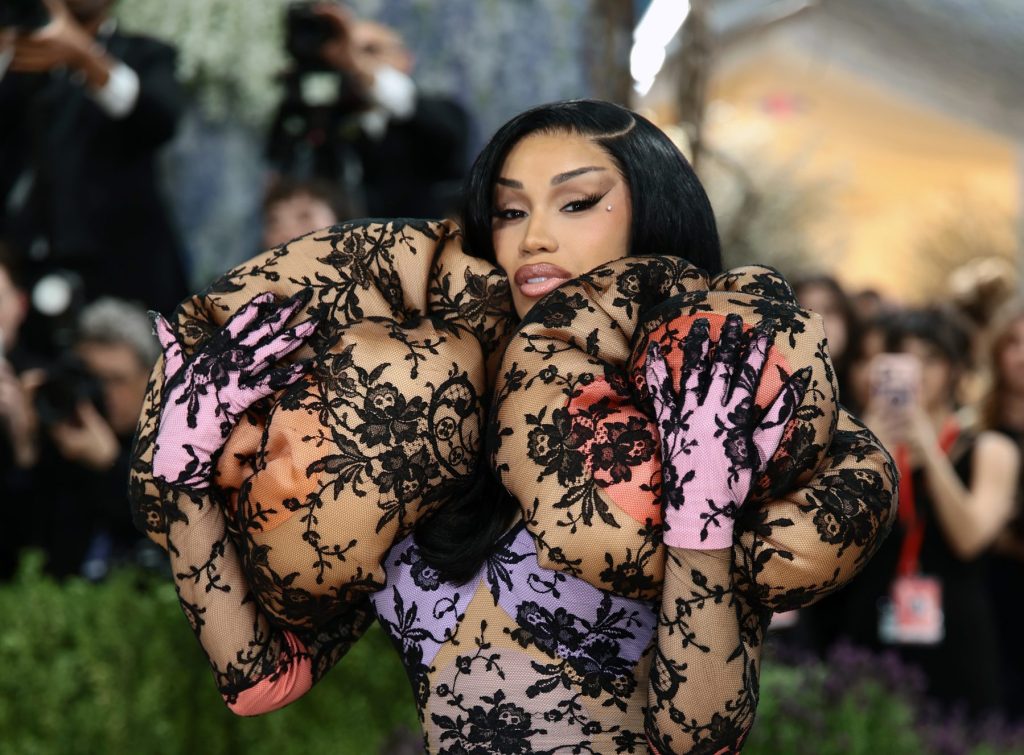 Cardi B responde a Latto llamándola en la nueva canción 'Gimme Dat'