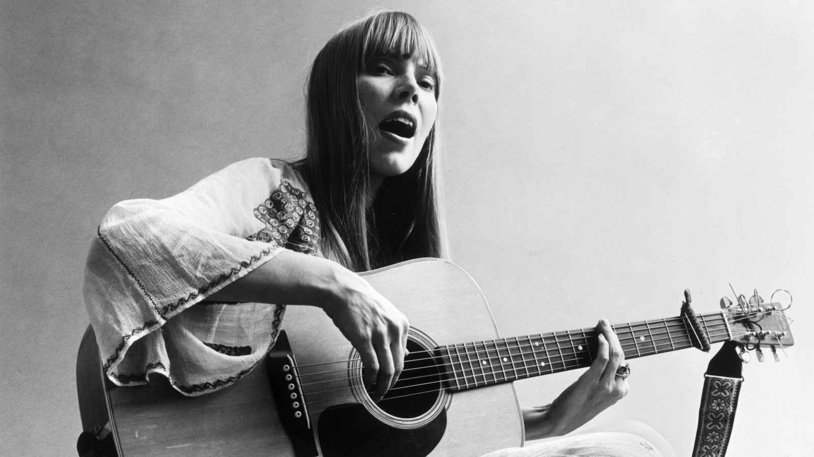 Con solo 23 años, Joni Mitchell escribió una de las canciones más versionadas en la historia del folk rock