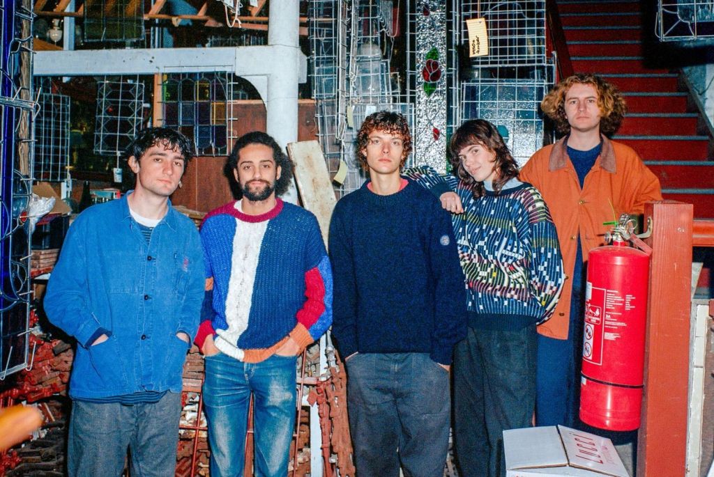 Cualquier joven mecánico lanza 'Modern Shoe', charla sobre giras y nueva música