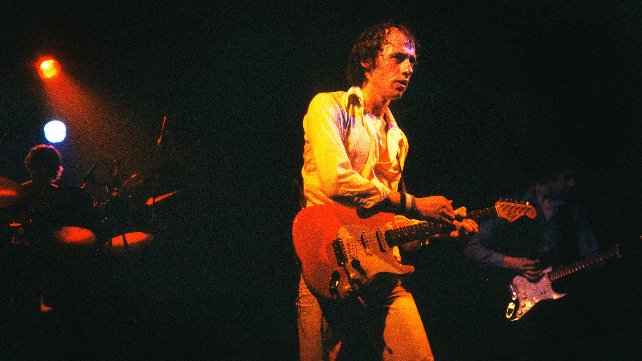 "Dije: '¡Tienes que estar bromeando! ¡No puedes publicar un disco sobre una banda tradicional que toca en un pub y esperar que se venda!'": la historia de la canción clásica de Dire Straits que a menudo se imita, pero rara vez se domina.