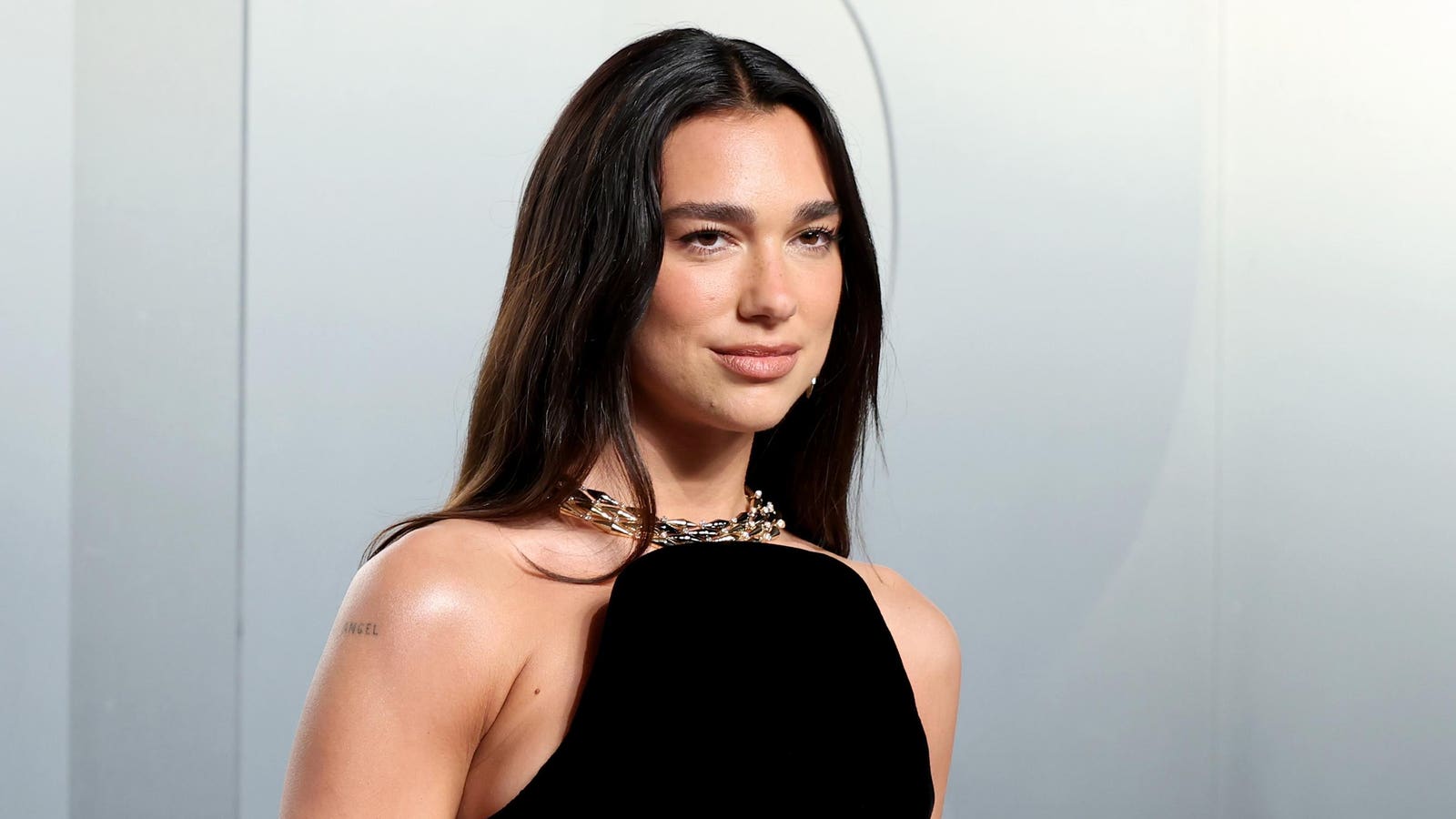 Dua Lipa alcanza un nuevo mínimo en su carrera en una lista