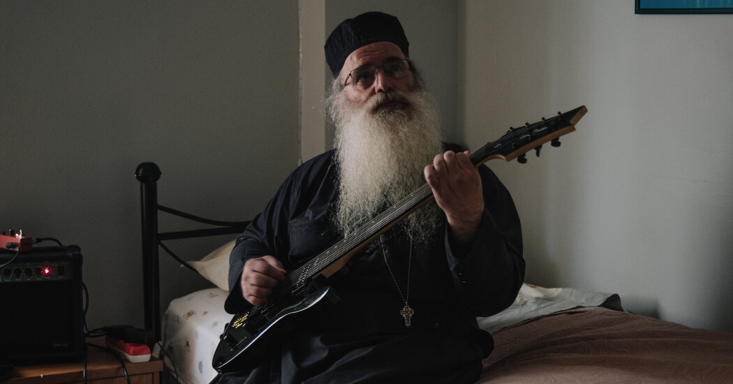 El debut del padre Dionysios Tabakis en Drone Metal