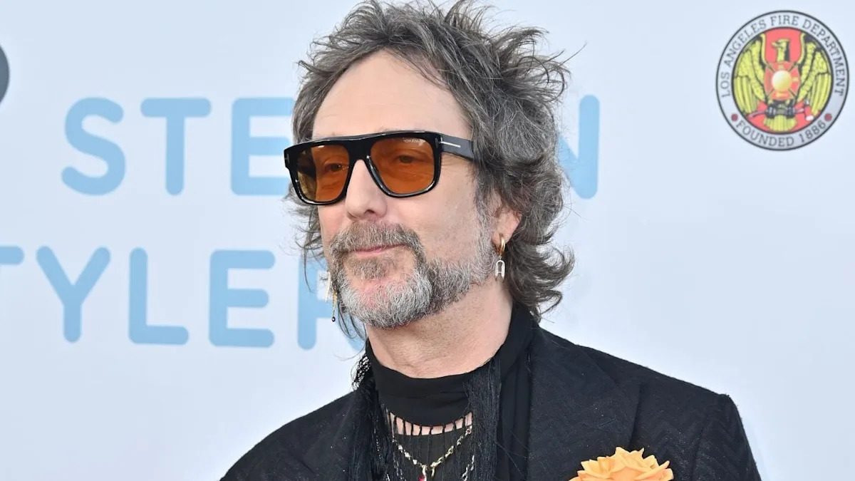 El líder de Black Crowes, Chris Robinson, convierte un canto de “USA” de Tampa en una huelga de concierto