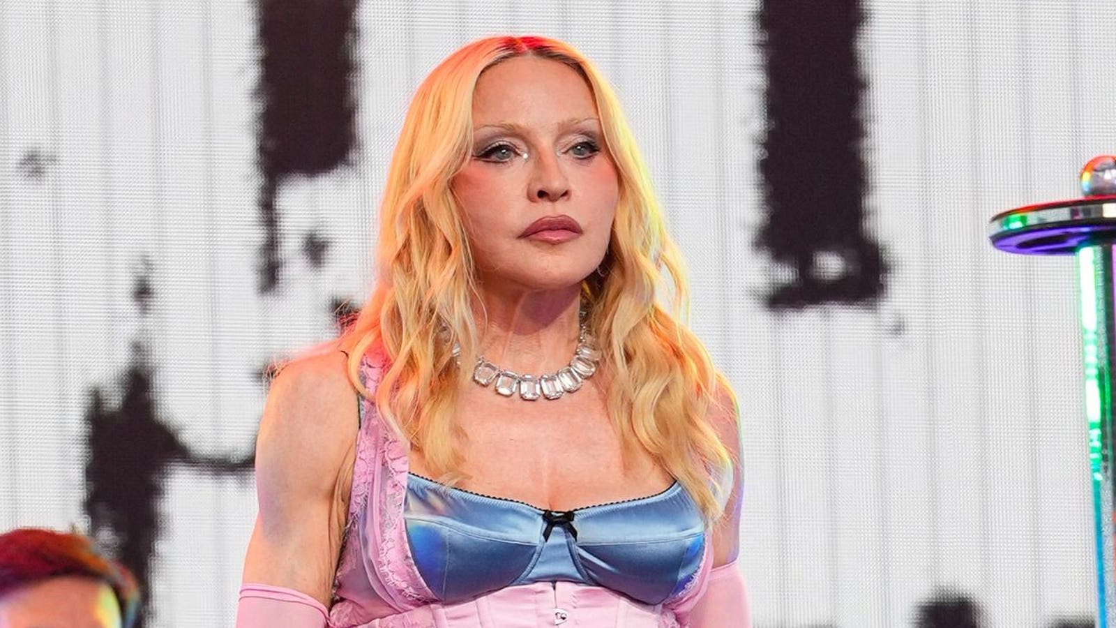 El nuevo sencillo de Madonna se convierte en el primero de su nuevo álbum en perder el puesto número 1