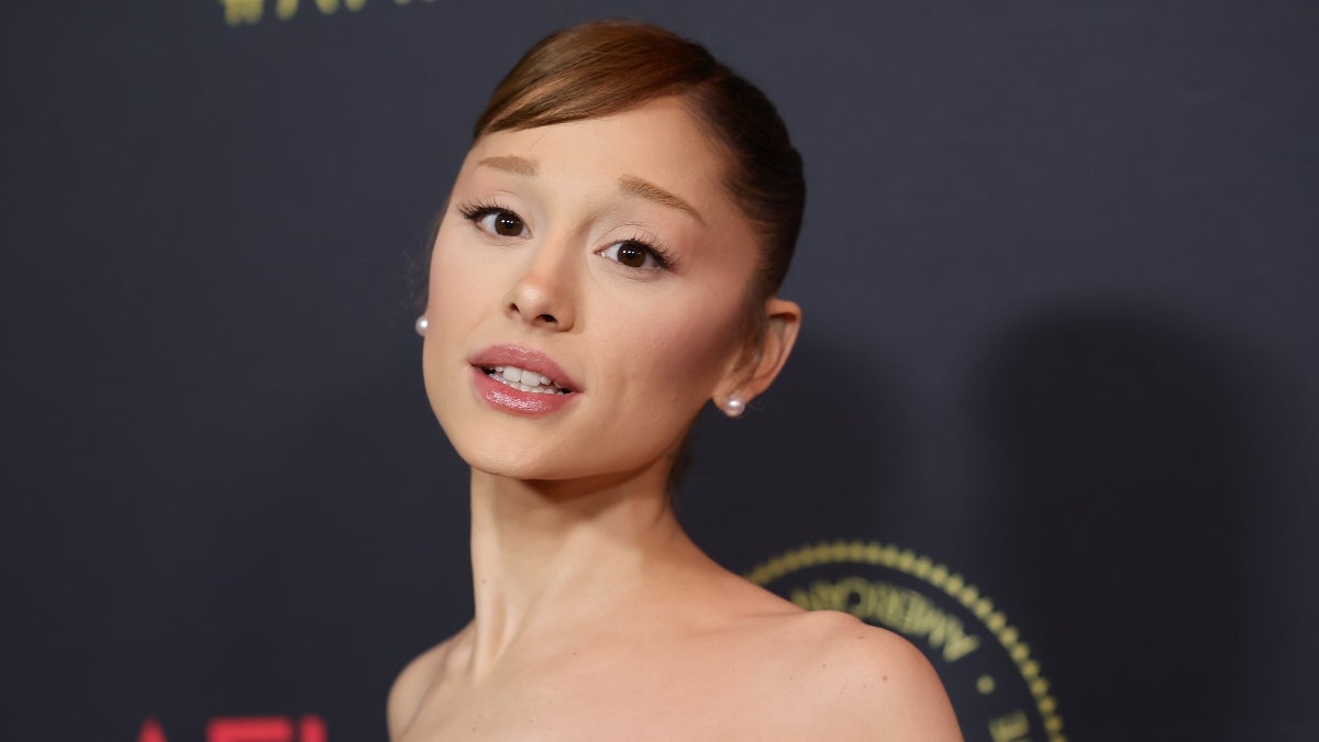 Fanáticos de Ariana Grande divididos en medio de crecientes preocupaciones sobre la apariencia de la cantante: 'Esto no está bien'