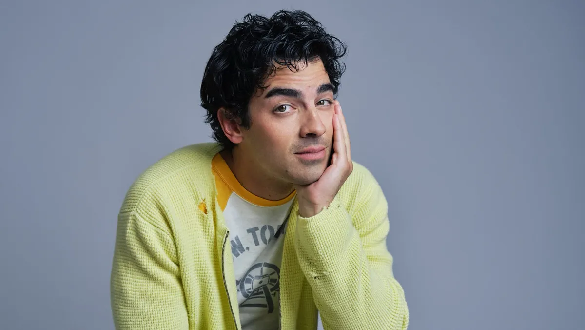 Joe Jonas habla de 'The Cozy Anthem' y se burla de la colaboración de Demi Lovato