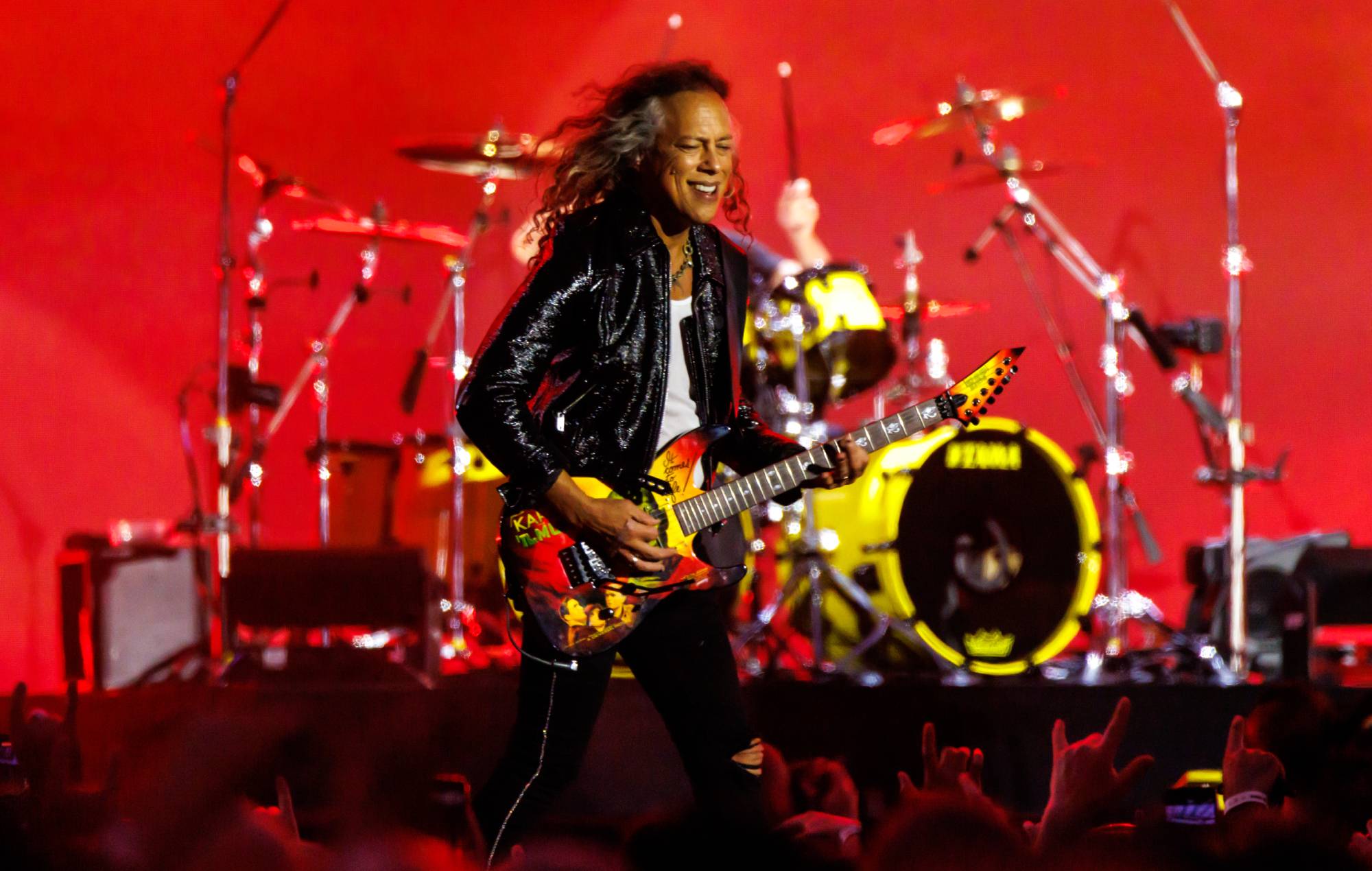 Kirk Hammett de Metallica cae del escenario días después de la reacción violenta por la camiseta de Taylor Swift