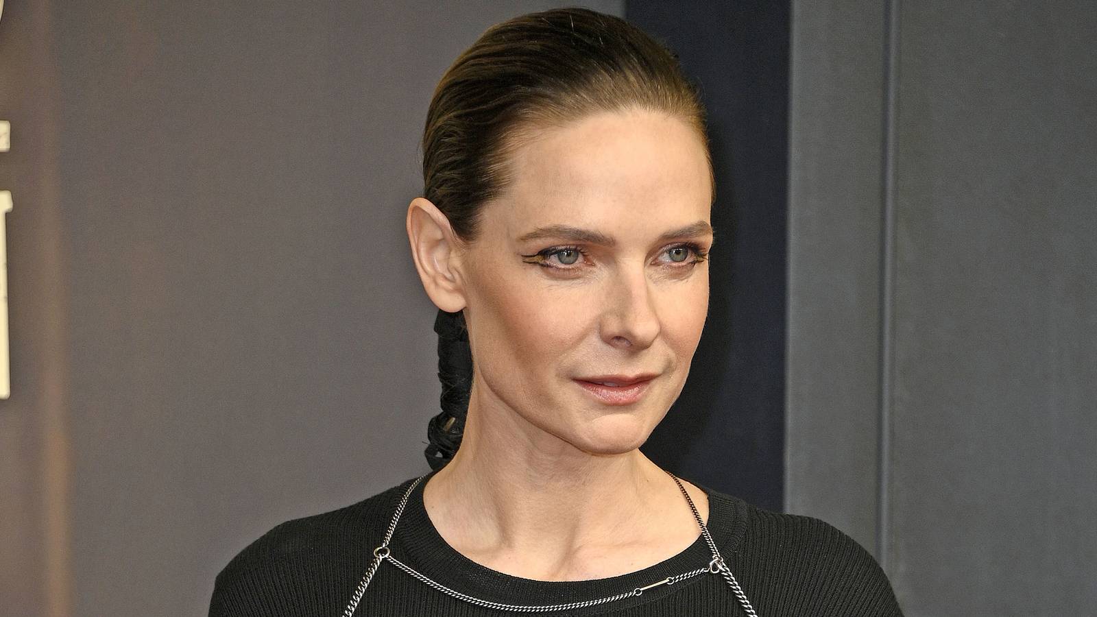 La obra maestra de ciencia ficción en tres partes de Rebecca Ferguson es el atracón perfecto para el fin de semana