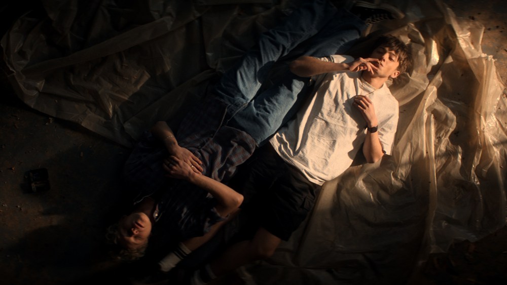 Las estrellas de 'Leviticus' Joe Bird y Stacy Clausen hablan sobre interpretar a adolescentes homosexuales para una terapia de terror de conversión