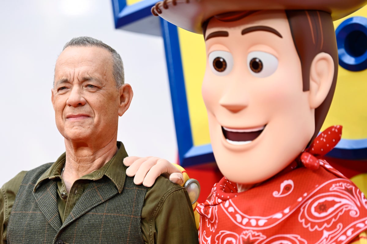 Las estrellas de Toy Story 5 dicen que la película aborda el "terror" del tiempo de pantalla de los niños