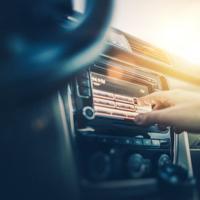 Los conductores siguen prefiriendo la radiodifusión en lugar de la transmisión en streaming en el coche, según un estudio. | Historia