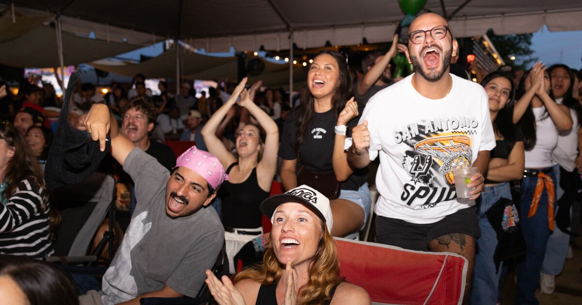 Los fanáticos de los Spurs en Austin hacen todo lo posible mientras el equipo aspira al campeonato