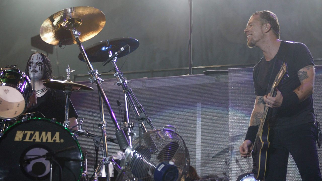 James Hetfield and Joey Jordison onstage in 2004