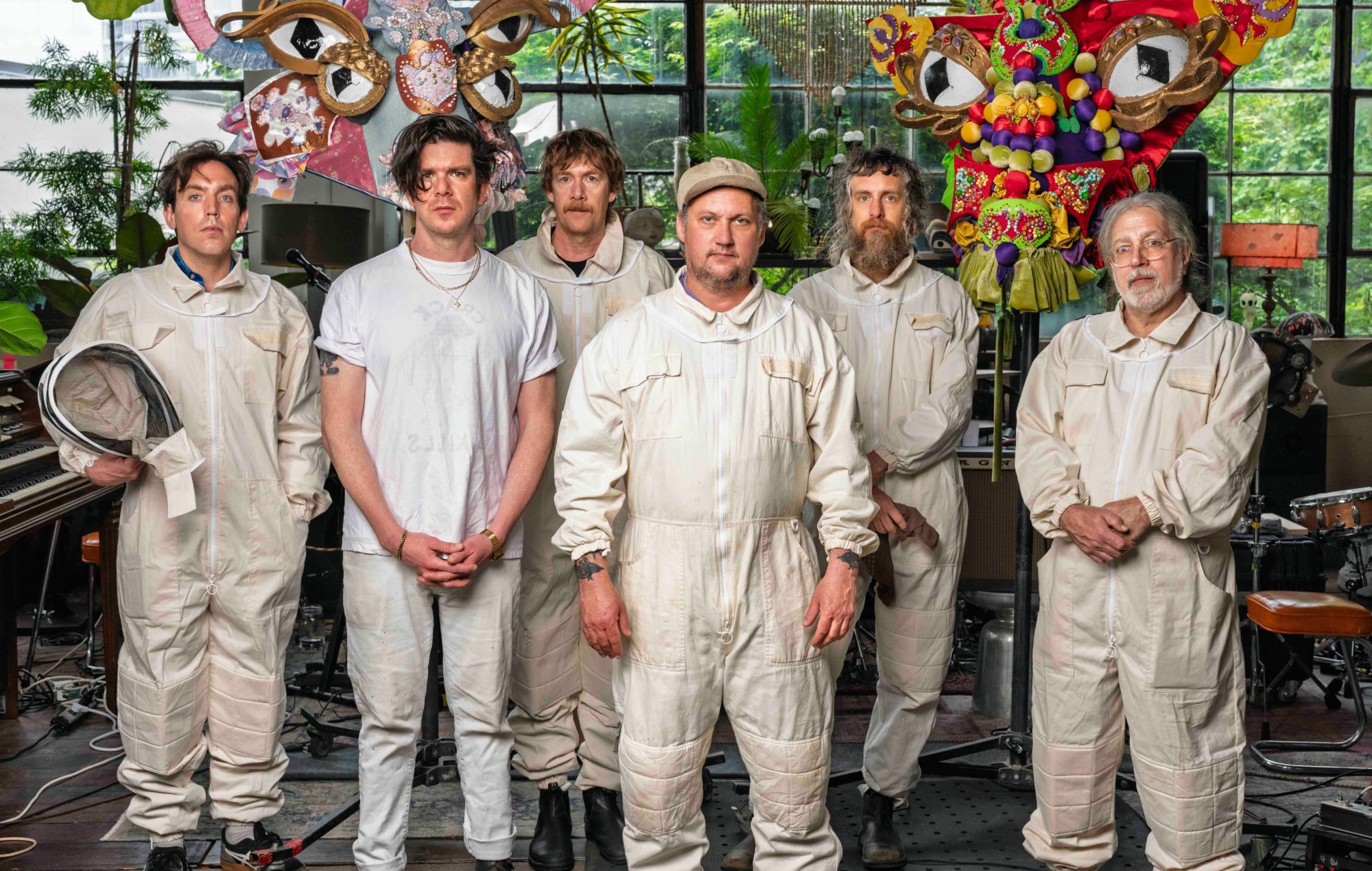 Modest Mouse habla sobre el retorcido nuevo álbum 'An Eraser and a Maze' y la muerte “increíblemente impactante” del baterista Jeremiah Green