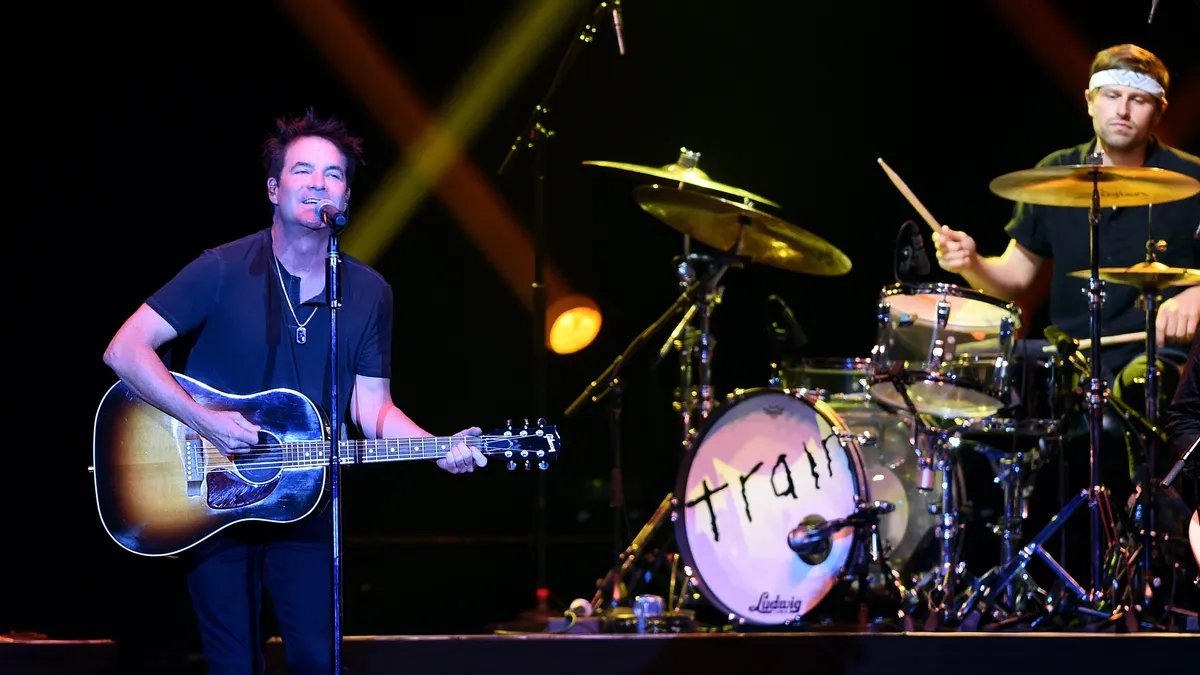 Pat Monahan de Train rinde homenaje a Erie con 'Pennsylvania Turnpike'
