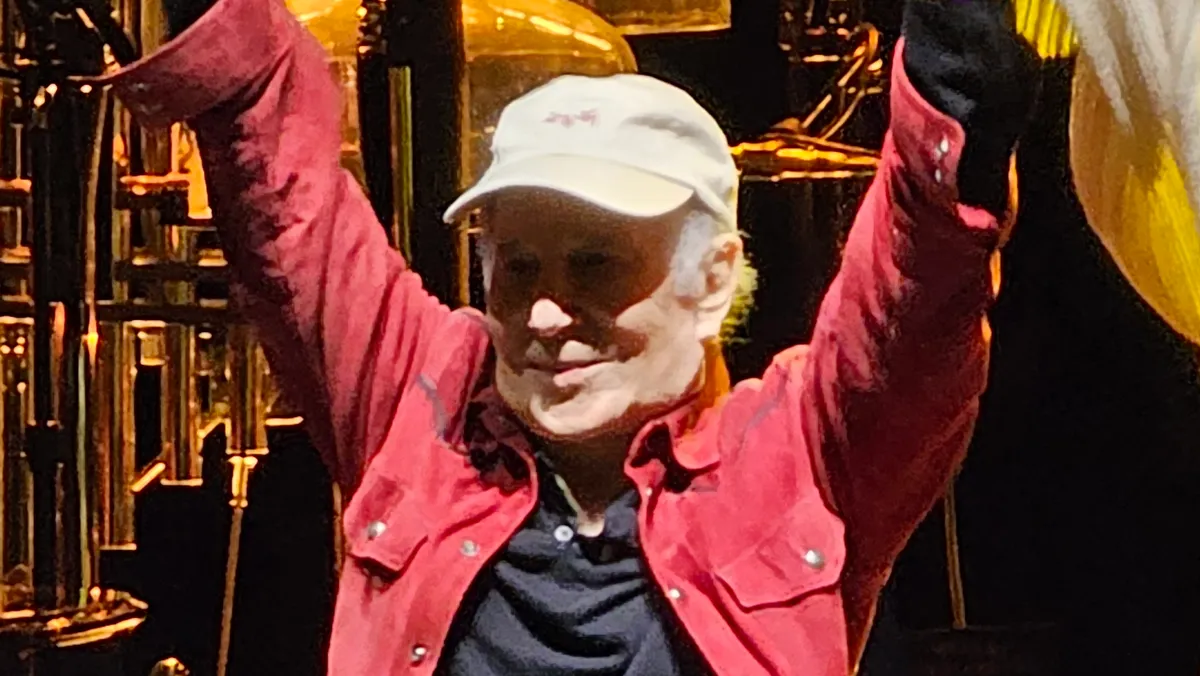 Paul Simon celebra seis décadas de canto en el lluvioso Meadow Brook