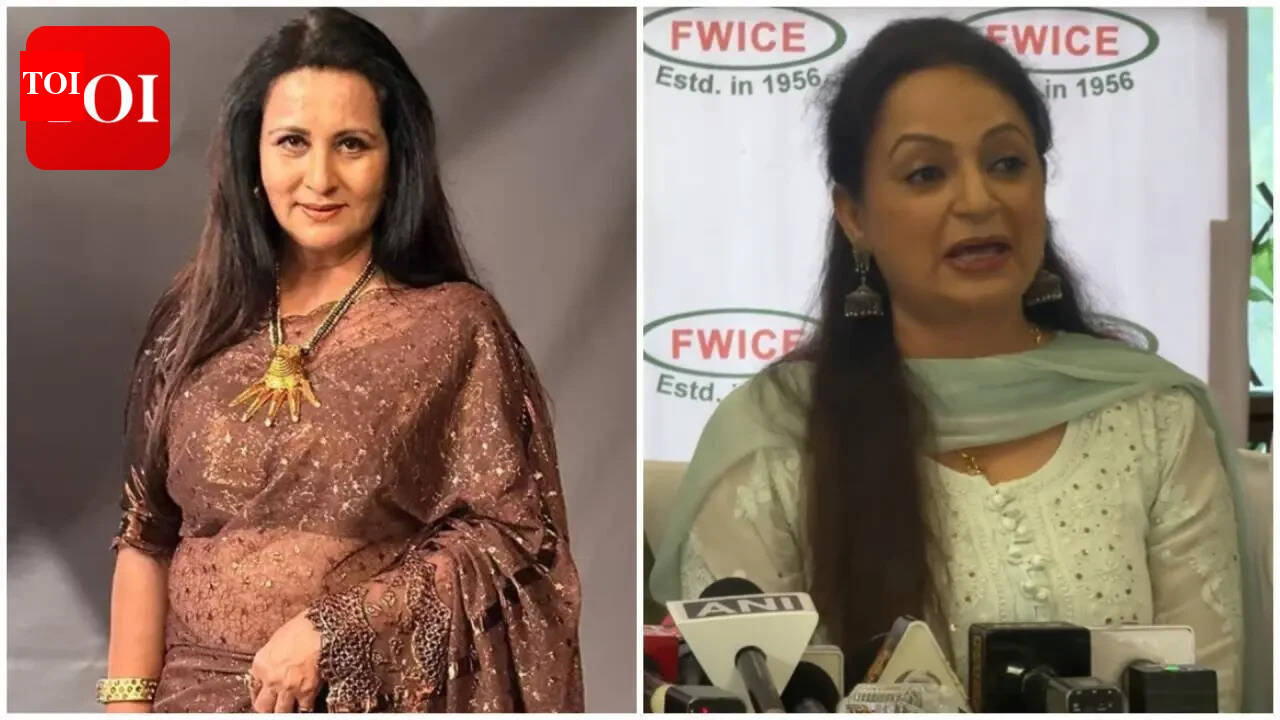 Poonam Dhillon expresa sorpresa por la presencia de Upasana Singh en la conferencia de prensa de FWICE en medio de la fila Don 3 de Ranveer Singh |