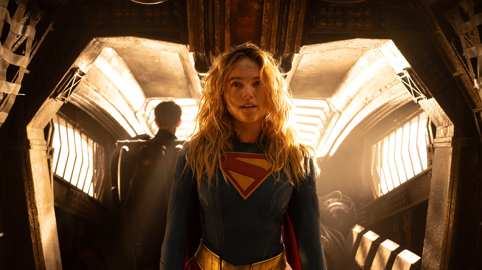 Por qué Supergirl apenas lleva su traje de superhéroe en su propia película [Set Visit]