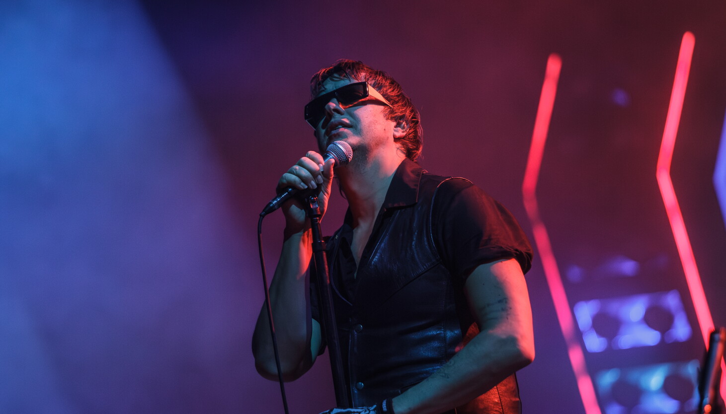 Reseña: The Strokes en excelente forma mientras los rockeros traen la gira 'Reality Awaits' al United Center