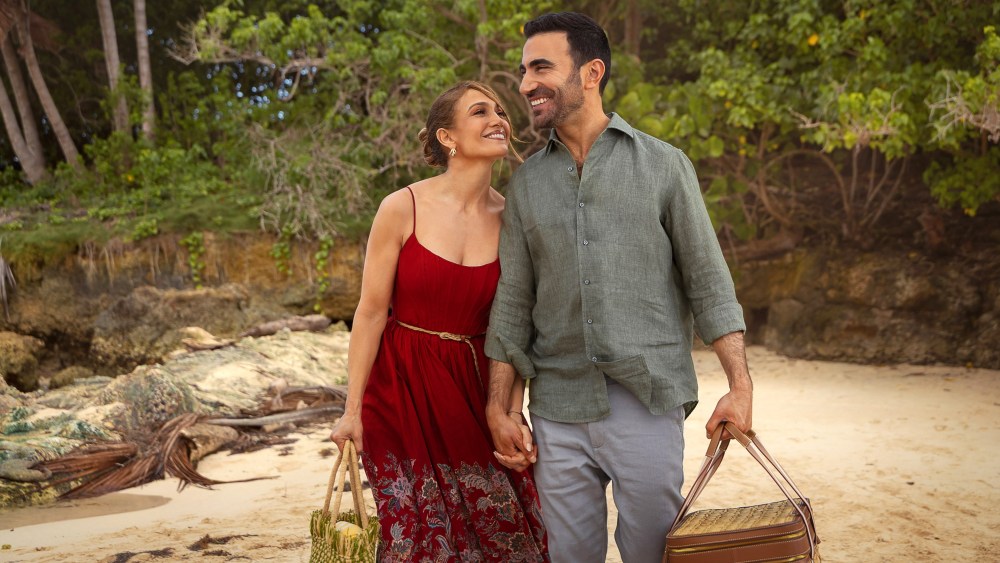 Reseña de 'Office Romance': un feliz regreso de la comedia romántica para Jennifer Lopez