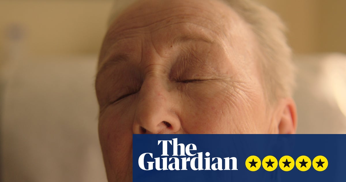 Revisión de Familiar Touch: Kathleen Chalfant es maravillosa en un drama de pérdida de memoria sutil y sensual | Película