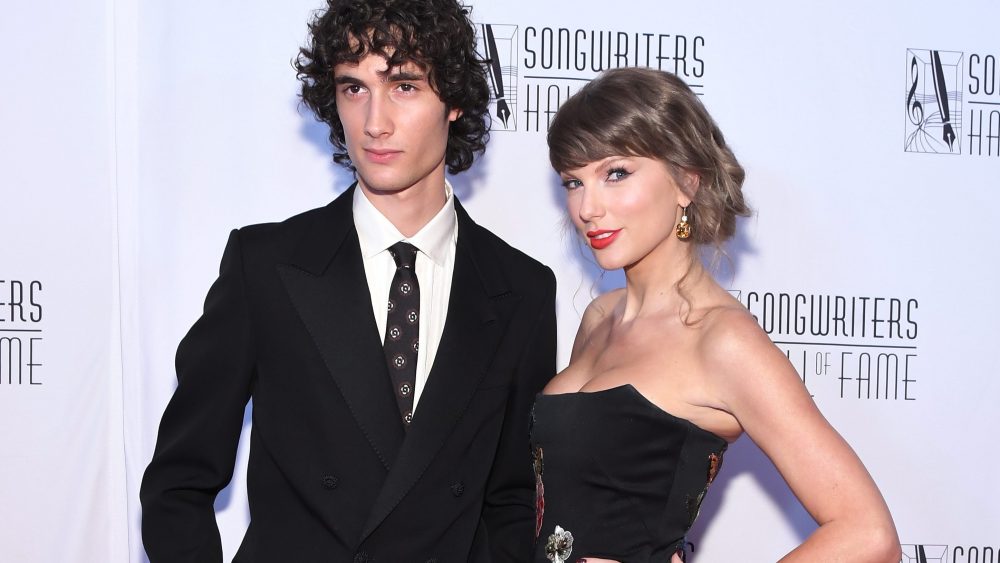 Sombr versiona a Taylor Swift en la ceremonia del Salón de la Fama de los Compositores