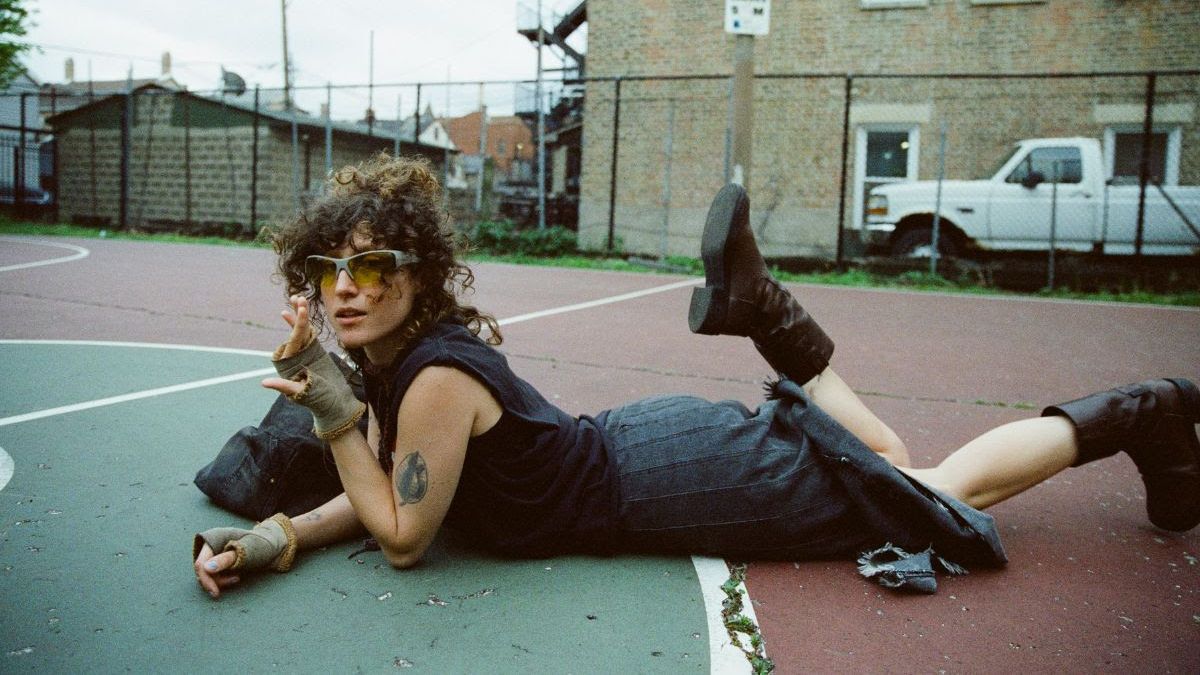 Squirrel Flower anuncia nuevo álbum Di una oración a los dioses para ponerte en marcha