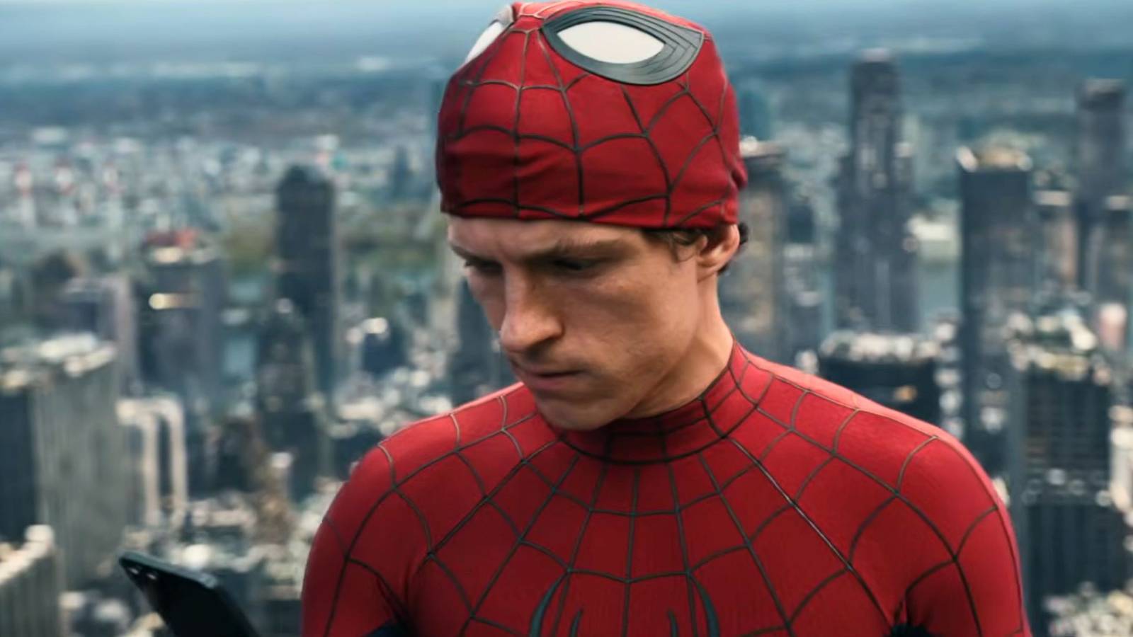 Tom Holland se burla de la única persona que todavía sabe que Peter Parker es Spider-Man en el MCU