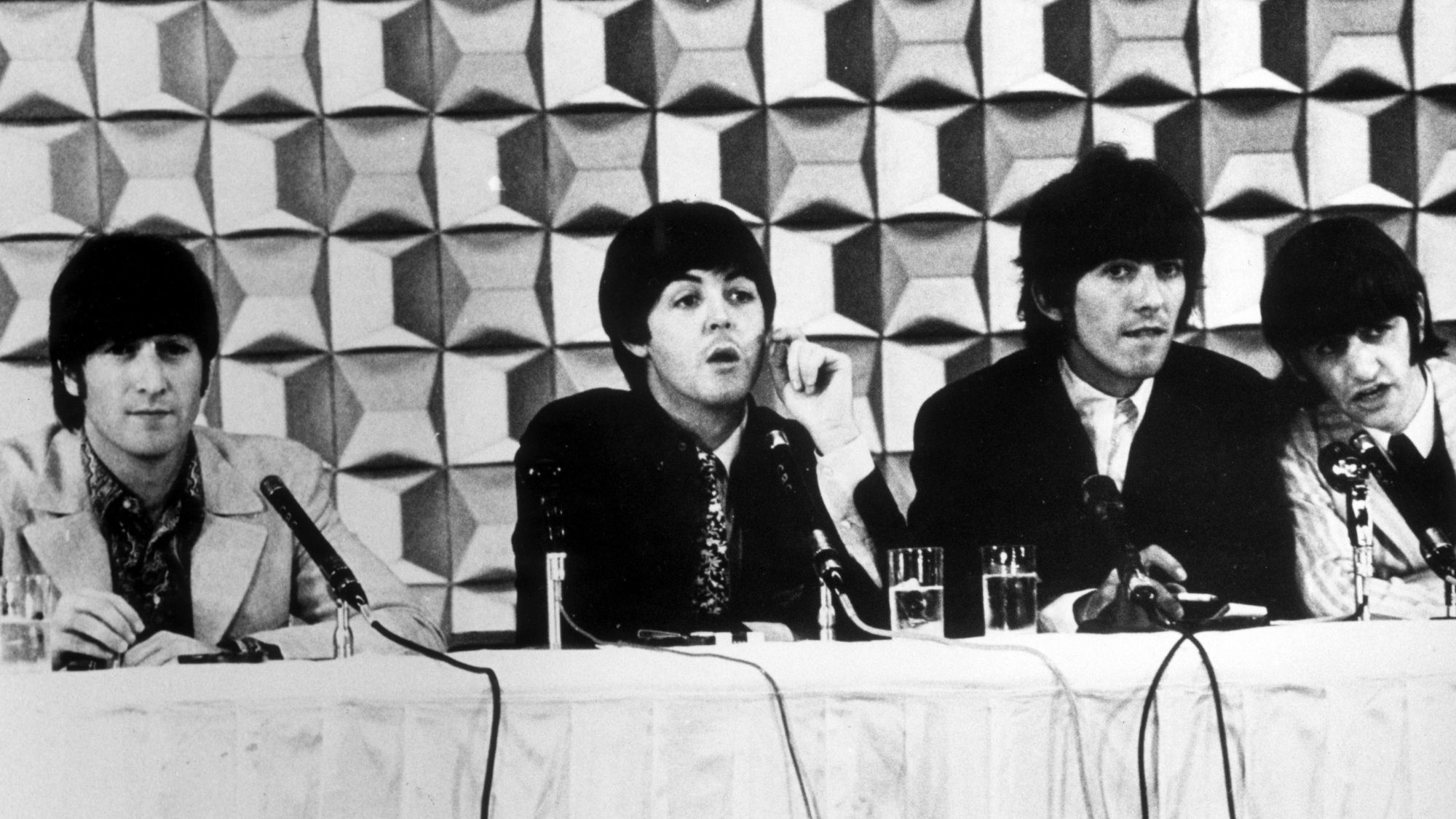 ¿Recuerdas cuando la policía usó espuma y mangueras contra incendios para apagar la Beatlemanía?
